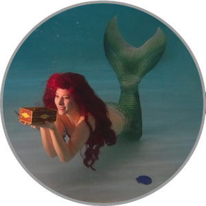 Arielle die kleine Meerjungfrau mit Schatztruhe unter Wasser
